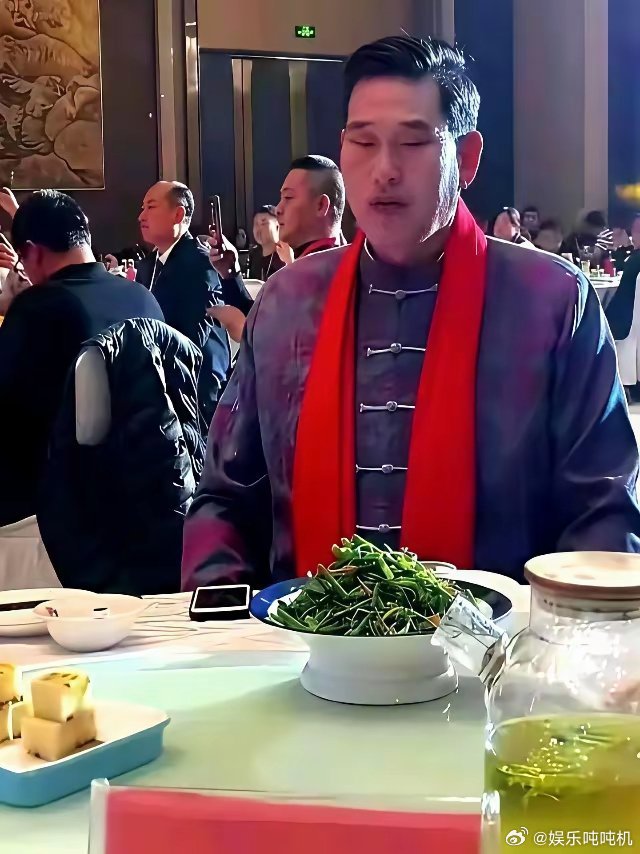 15万唱完歌，被晾在二号桌没人理。这就是朱之文最近的遭遇，够讽刺吧？台上掌声雷动