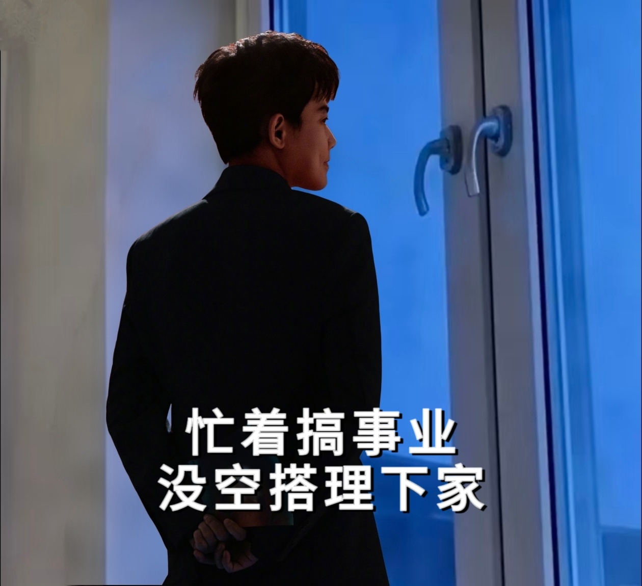 如果一个人活了四十年工龄近二十年还不能独立行走，这边建议还是直接回家啃老吧，没有