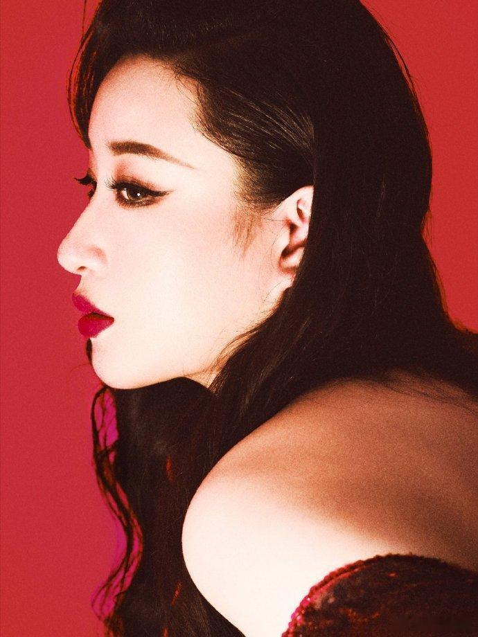 锤娜丽莎三语唱玫瑰玫瑰我爱你 本以为只是常规翻唱，没想到三语改编惊喜不断。她抛开