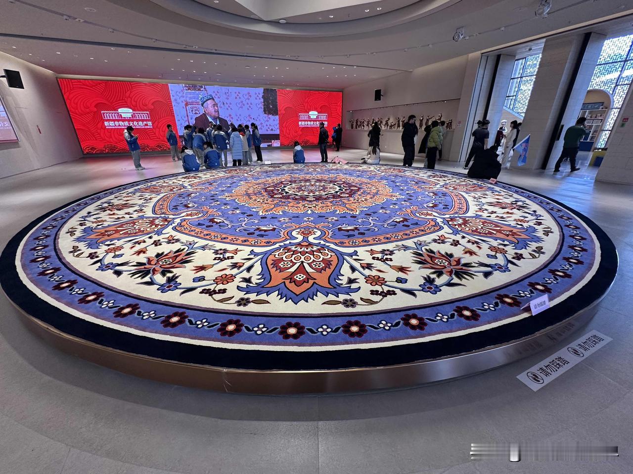 全新的新疆非遗馆，让我大饱眼福！硕大的和田玉原石，价值连城的和田玉雕刻，丰盛的特