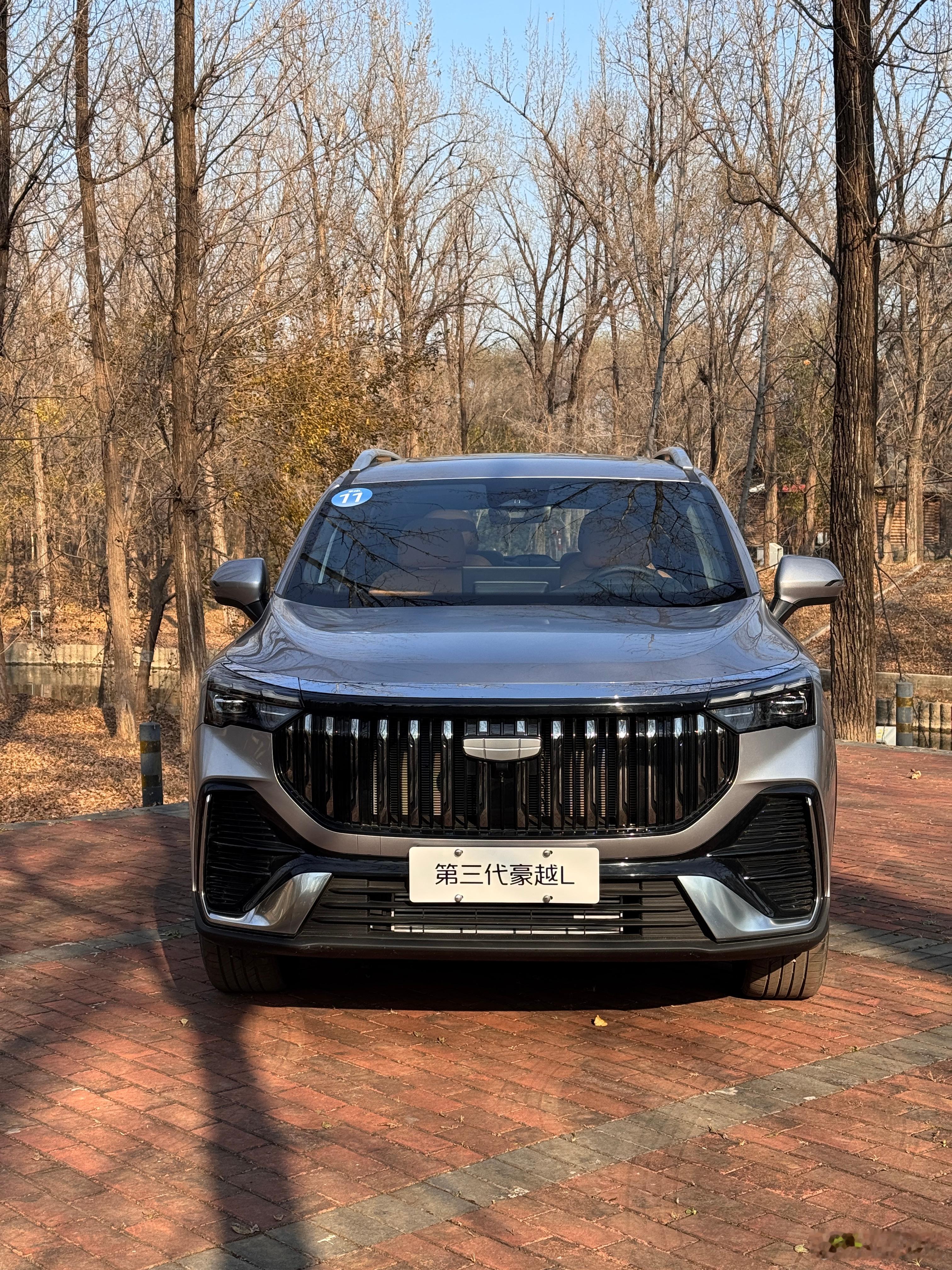 豪越L美图与你分享。绝大多数SUV是第三排可以放倒，豪越L是二三排都能放倒。考考