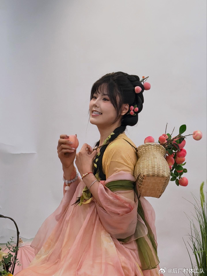 李月汝27岁生日晒照 李月汝昨日迎来27岁生日，今日零点将近时，她在社媒晒生日照