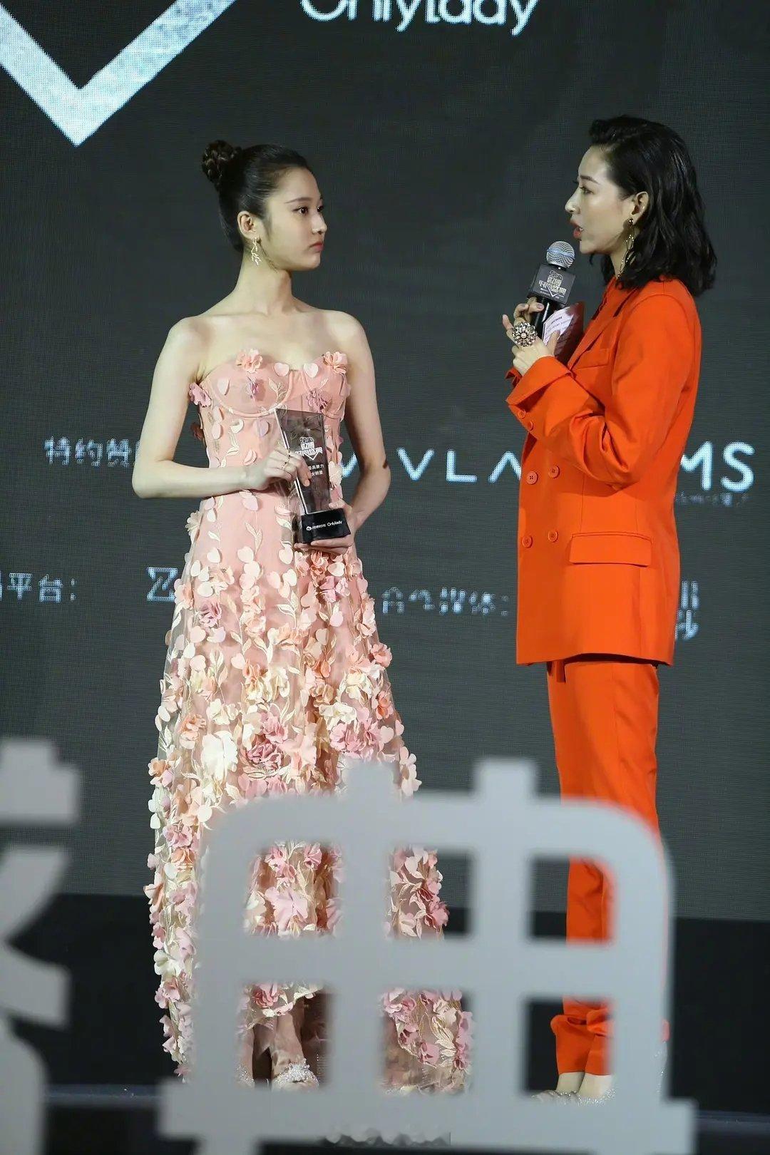 看过一张栀子花开时期四个女主演的合照，张慧雯的确是最突出的 