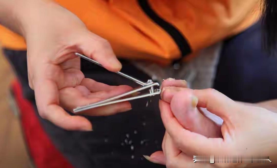 父爱就藏在简单的剪指甲里。

河北一位38岁的癌症晚期父亲，癌痛没有流过一滴泪。