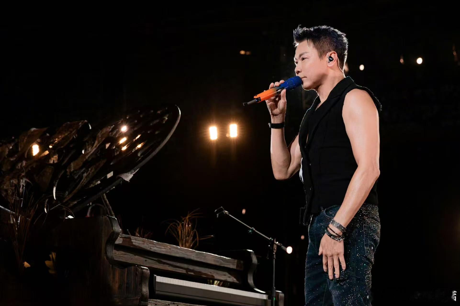 陶喆入乡随俗成这样 哇哦！陶喆到墨尔本没几天就融入当地“夜生活”啦！发现九点半后