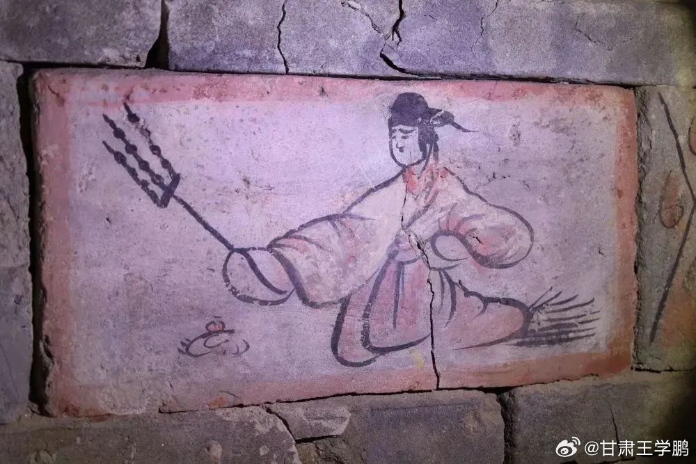 魏晋砖画烤肉小哥不想天天当美食博主被迫 “营业” 千年的烤肉小哥，大概早就想卸下