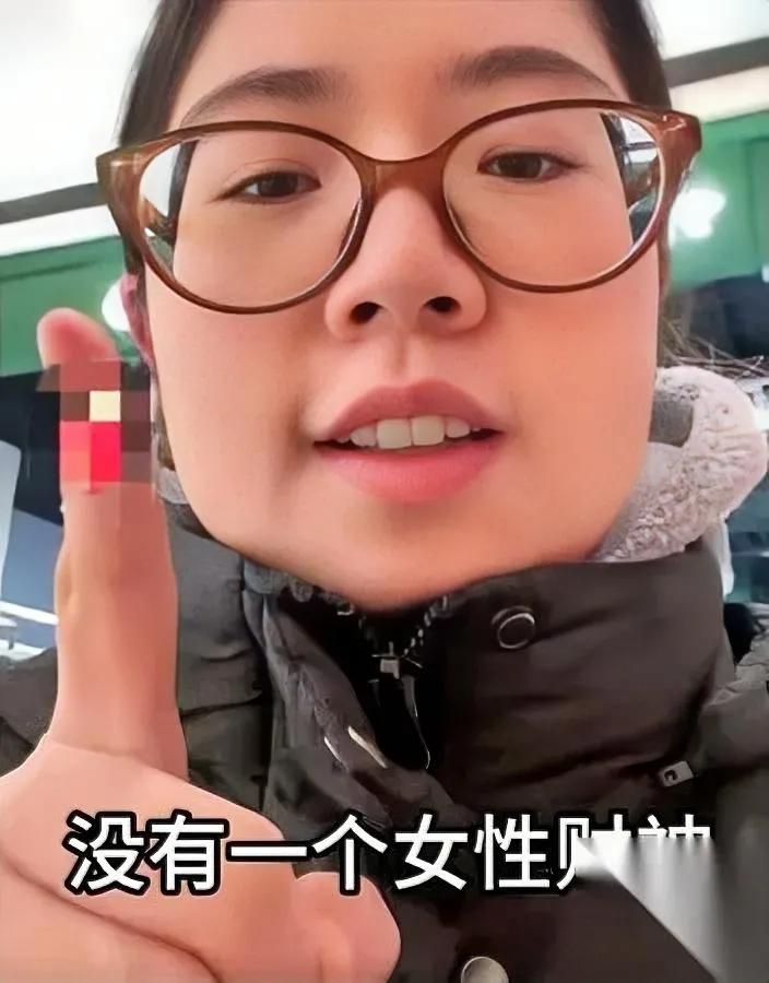 财神全是大叔？女网红急了

刷到个视频挺离谱：某商场财神广告牌被怼“全是大胡子男