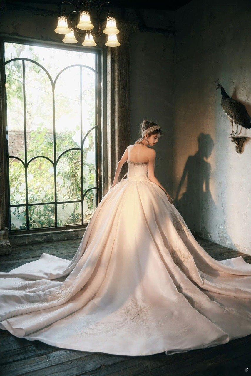 白鹿自己要求配音 白鹿把对角色的热爱藏进每一句台词，原声加持让叶璃和李佩仪更有代