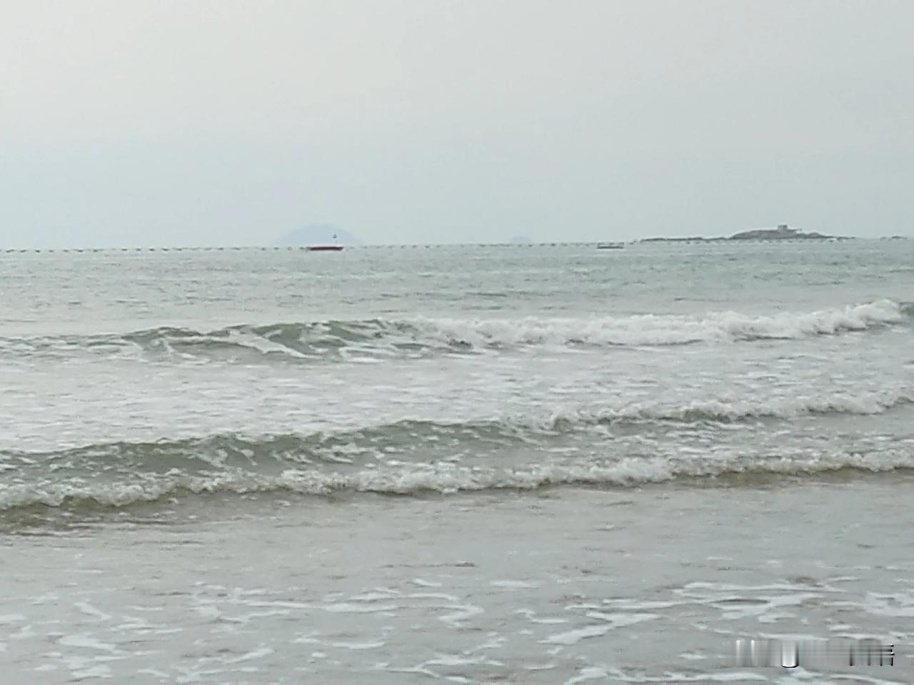夏天的青岛，沙滩浪花朵朵，天与山与海交织在一起，就像水墨画一样美！作为青岛新市民