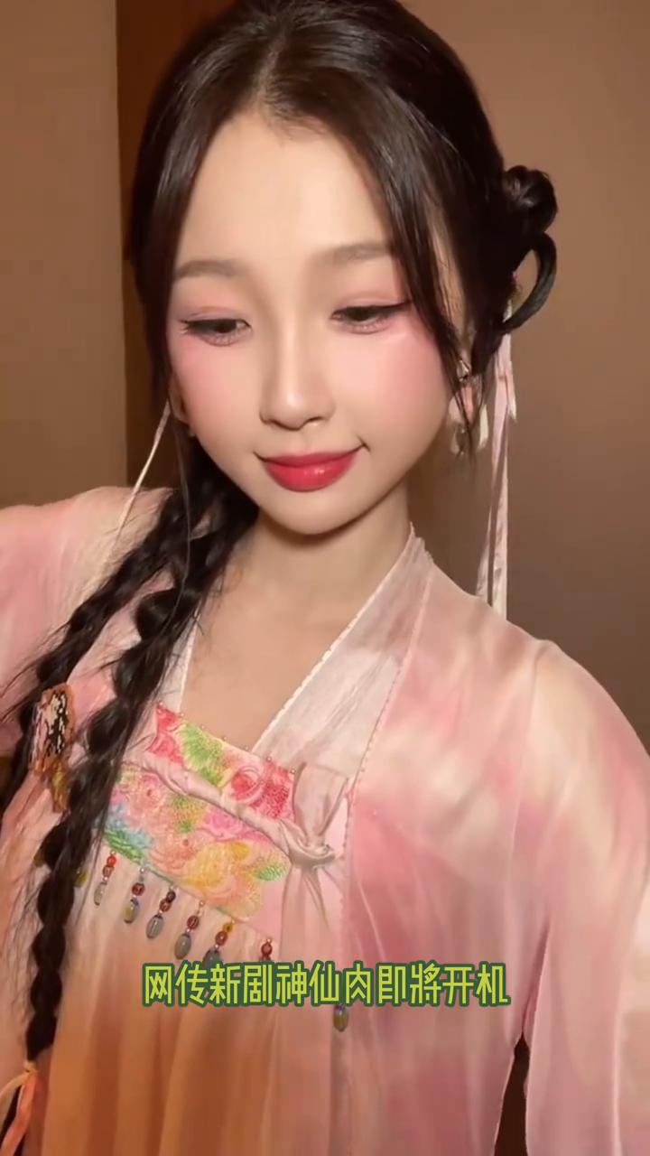 没想到虞书欣在内娱的咖位居然这么大。网传新剧神仙肉即将开机，侯明昊给他当二番男主