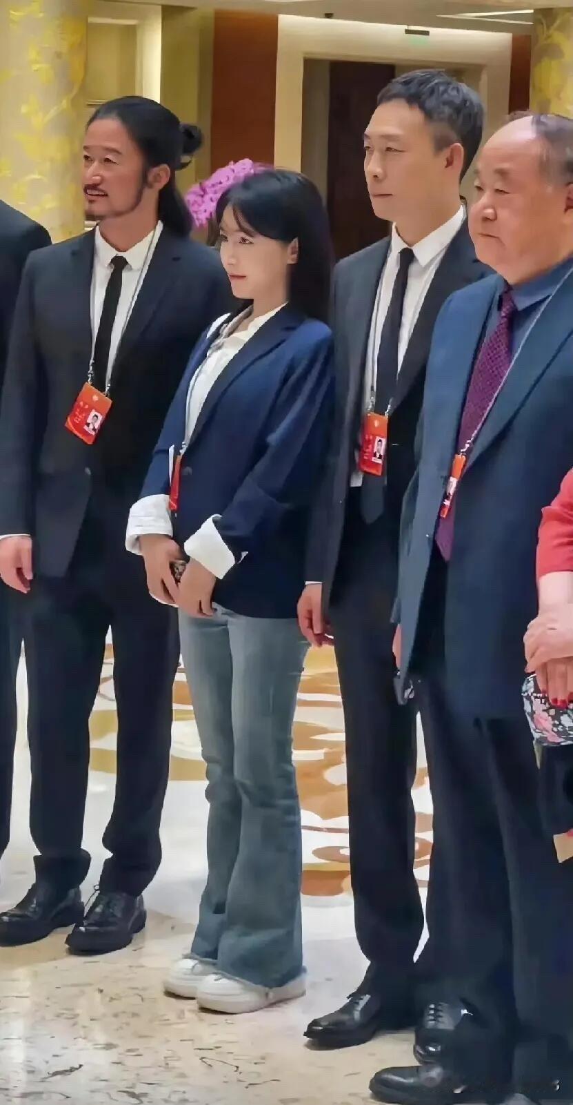 三位男士绝大多数人能认出，但这个留着齐肩发型的美女，估计没有一个人会叫出她的名字