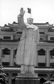 一个缺少英雄的民族，注定看不到未来；一个漠视民族英雄宣传、任由开国领袖遭受抹黑的