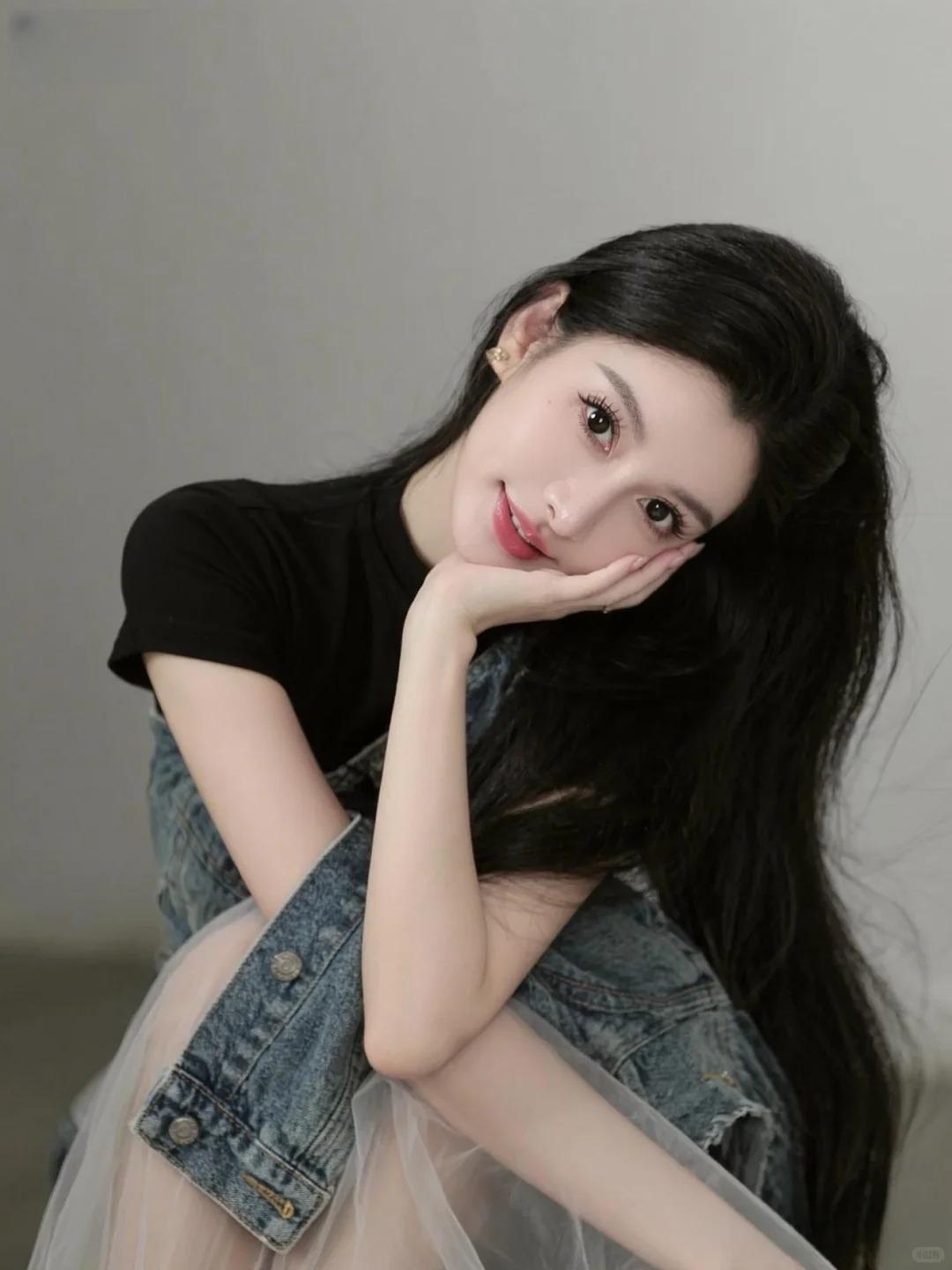 轻佻少女，无任何逻辑的美，唇瓣是上品朱砂印泥晕出的绛痕，色泽饱满却不艳俗，唇线利