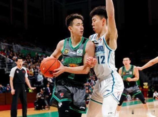 今晚CBA常规赛第五轮比赛中，卫冕冠军辽宁男篮在首节一度落后10分的情况下，凭借