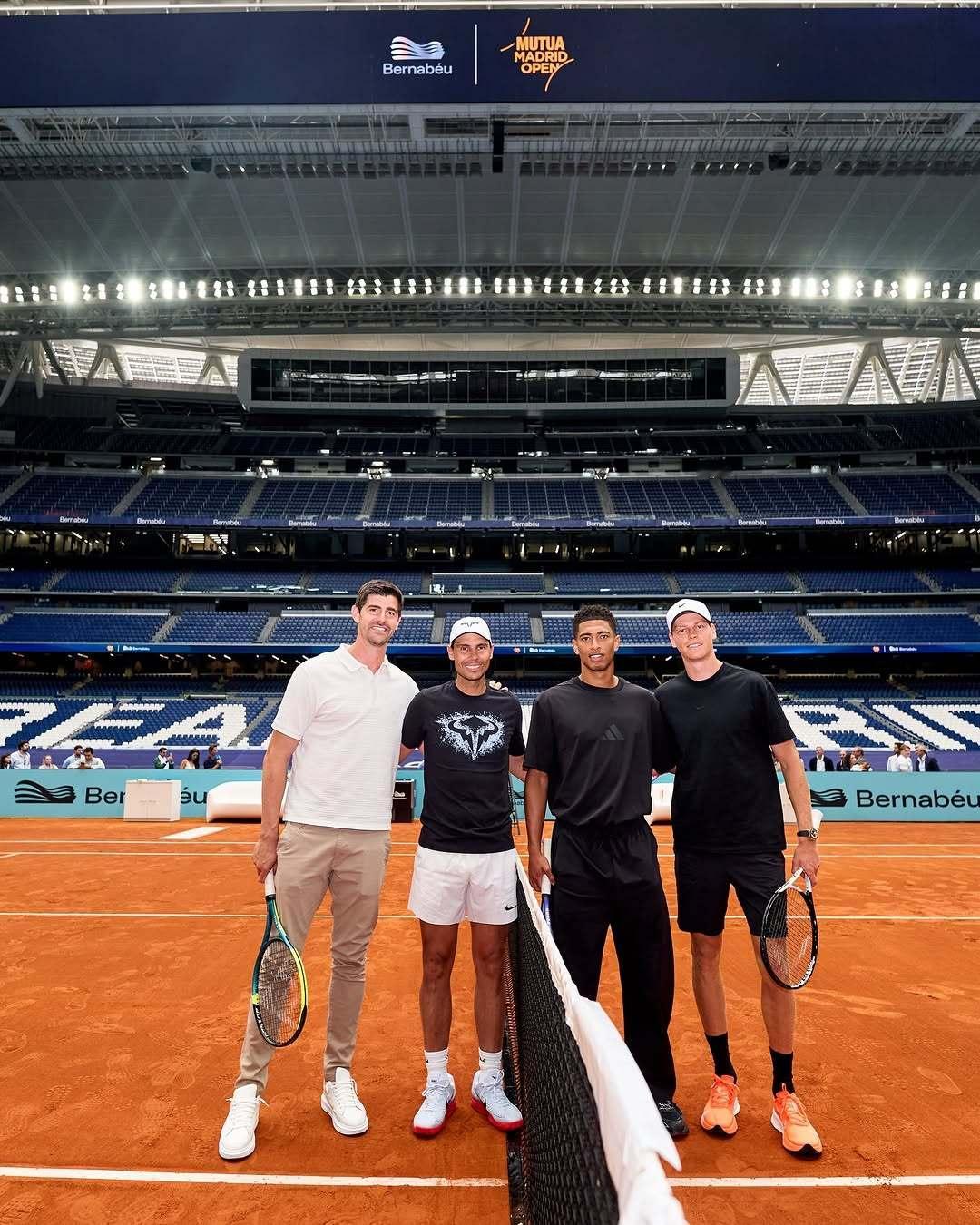 纳达尔昨天亮相皇家马德里的主场伯纳乌球场，在临时搭建的红土球场与辛纳、斯维亚泰克