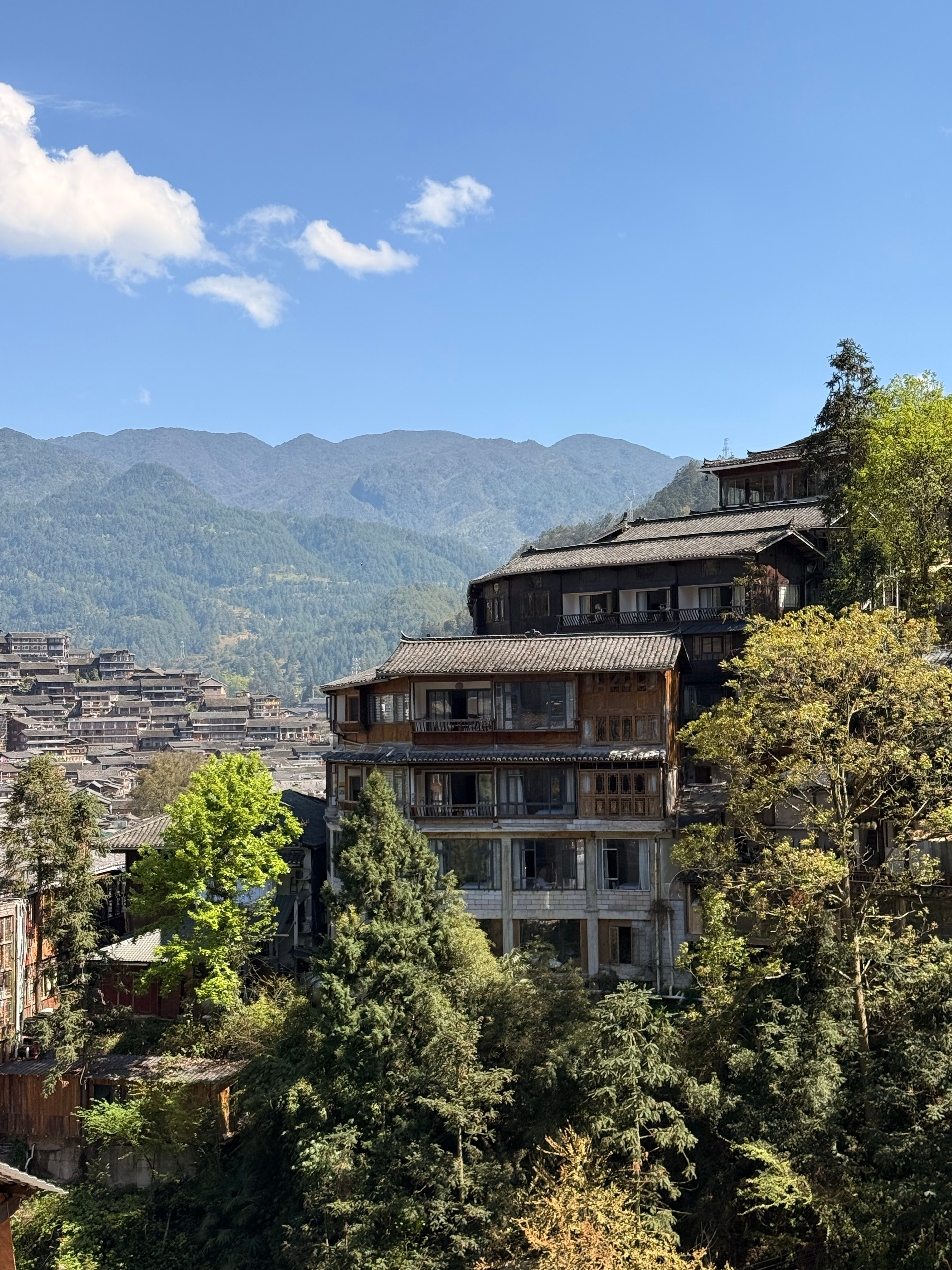 给大家分享下我在苗寨的民宿这里视野非常好阳台看出去就是整个苗寨唯一的缺点就是爬上