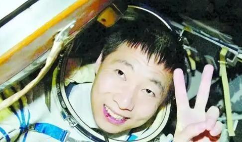 2003年十月那个清晨，倒计时嘀嗒作响，万钧雷霆已抵脚下。从火箭冲破大气层时那濒