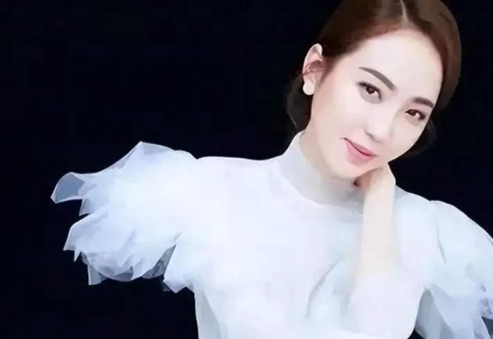 恒大歌舞团白珊珊后来嫁了谁？曾4次登上春晚，被许家印挖到恒大做团长的白珊珊，20