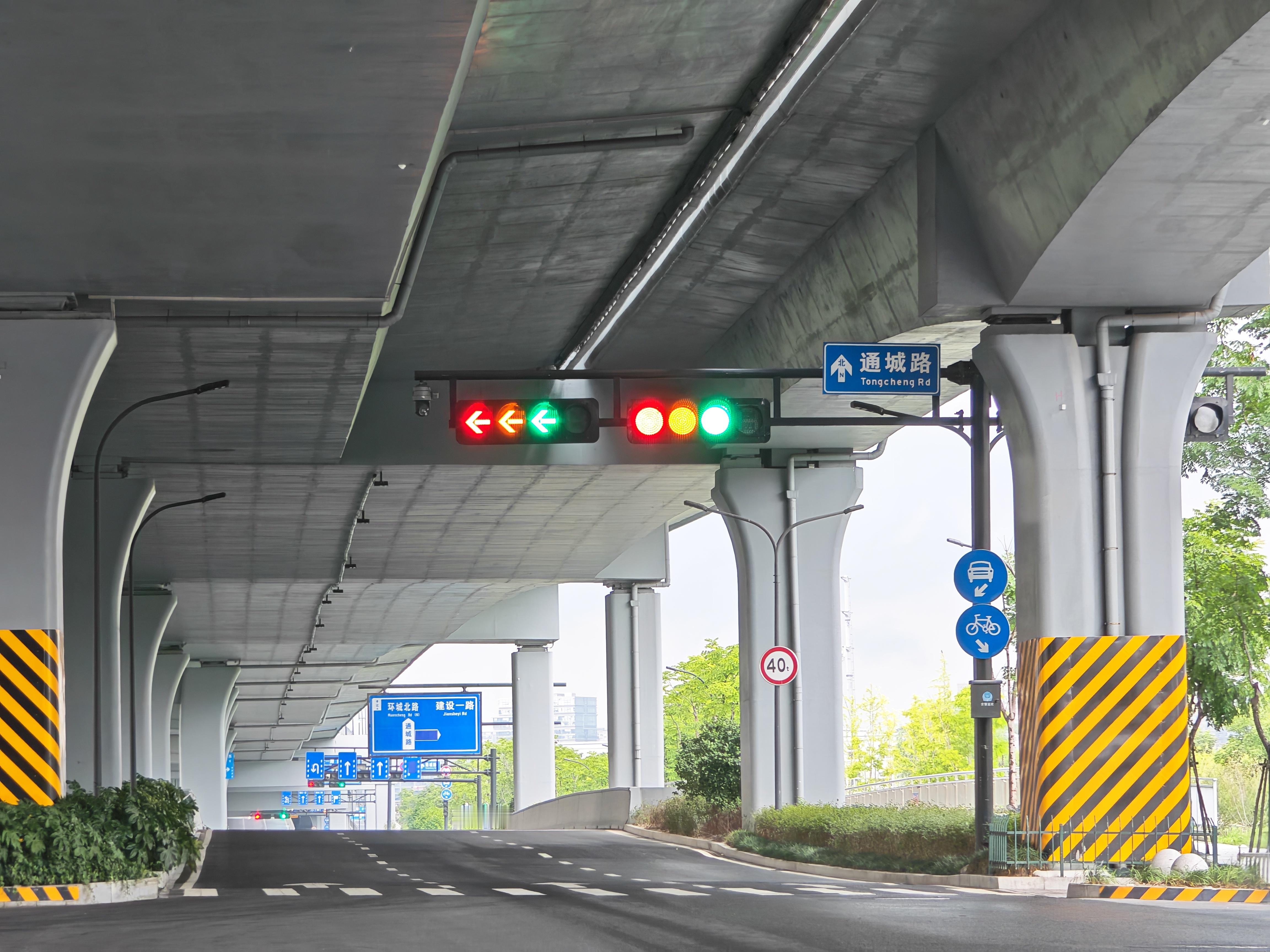 今天过路口的时候看到一个这样的红绿灯…也不知道是过还是不过[允悲][允悲] ​​