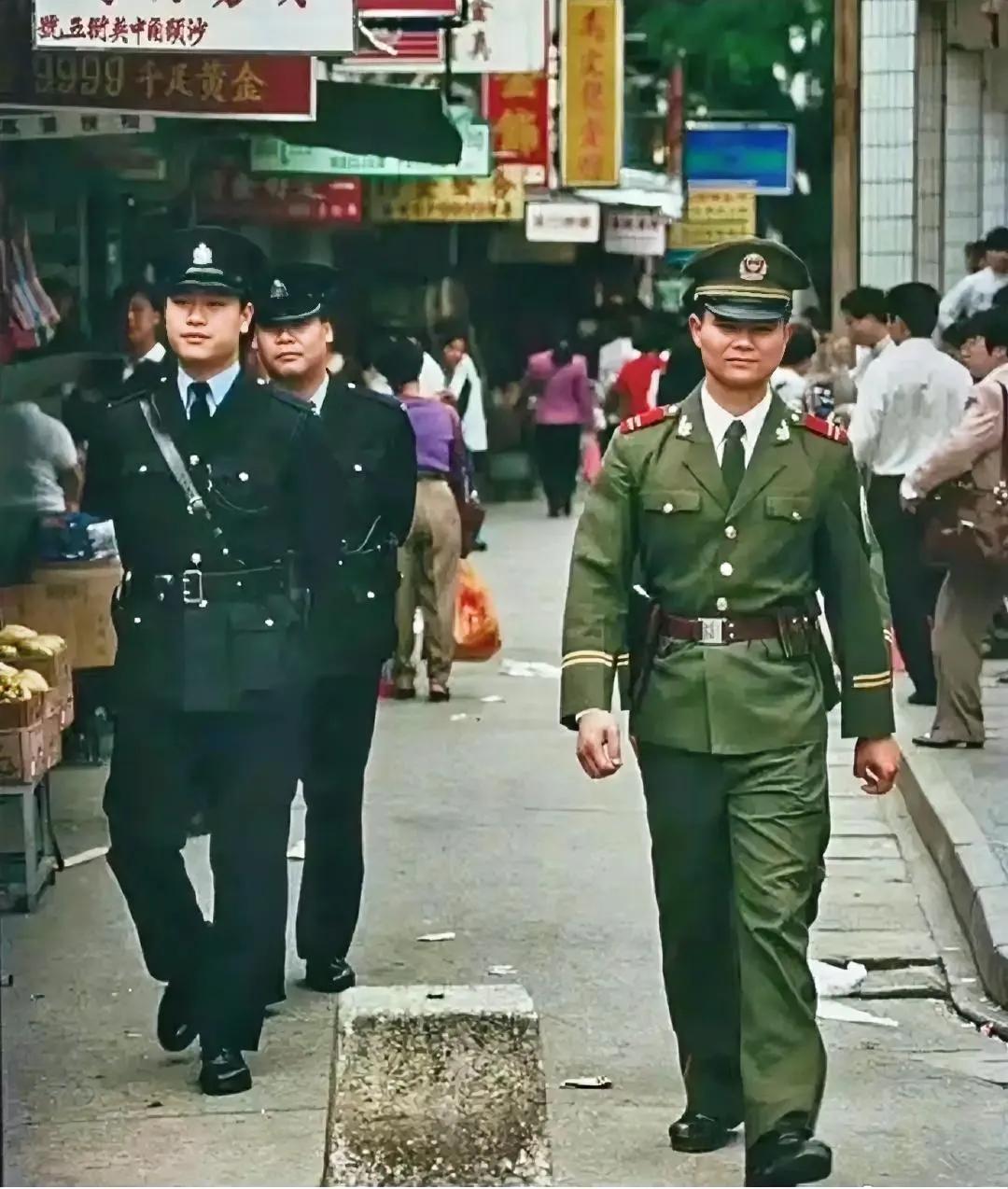 1996年，深圳中英街，一张罕见的镜头，当时的港英警员正和我边防兵，在三号界碑边