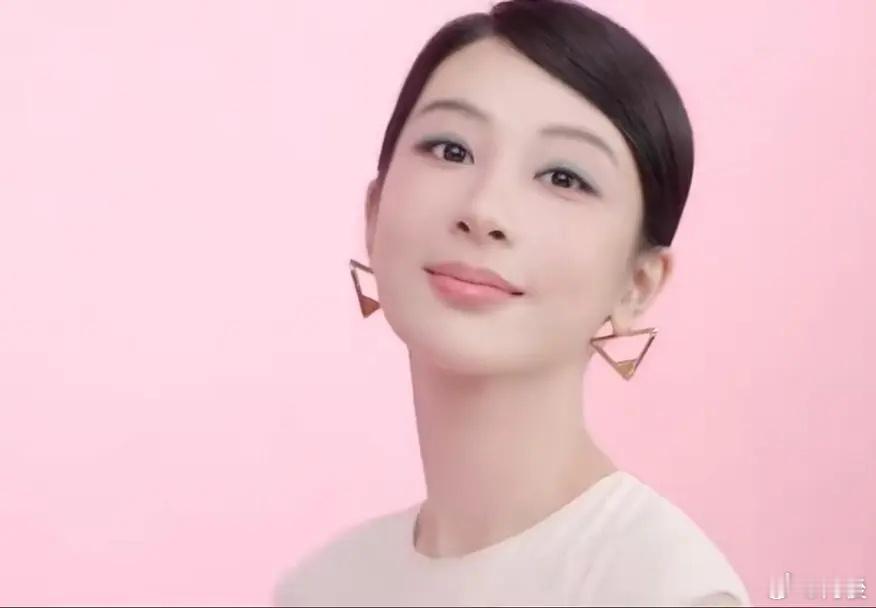 谁家的美妆广告想hai杨紫，很难想象这审美会出现在25年 ​​​
