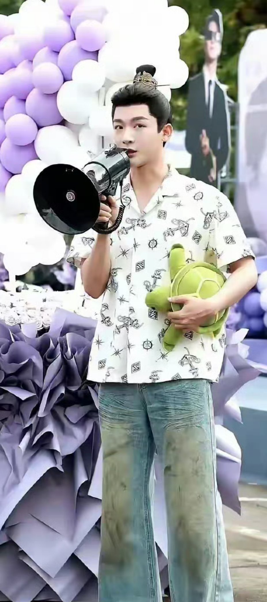 不知道的还以为张晚意和鞠婧祎就喜欢穿破裤子呢。 