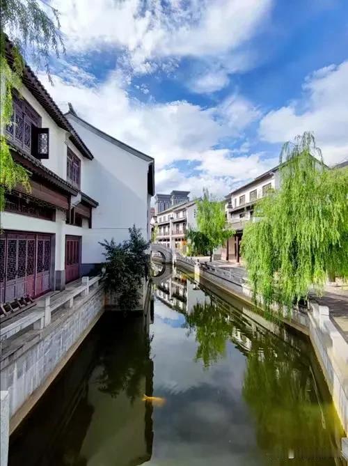 七律·红河水乡
红河胜景韵悠悠，
弥勒水乡入眼眸。
岸柳垂丝拂碧浪，
桥亭倒影戏