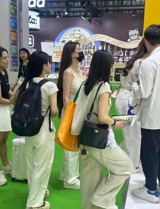 叶珂，长发飘飘的头发把人美到了！近日，她现身宠物展，穿着无袖背心与小白裤，一身纯