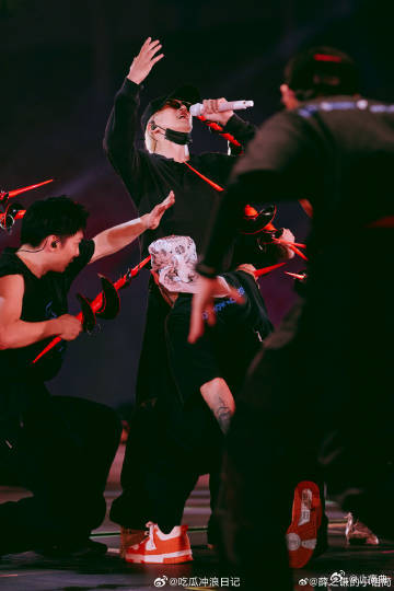 薛之谦就差把舞台建到地铁口了 广州站的舞台真的是完全把你包围！从哪个角度看，都能