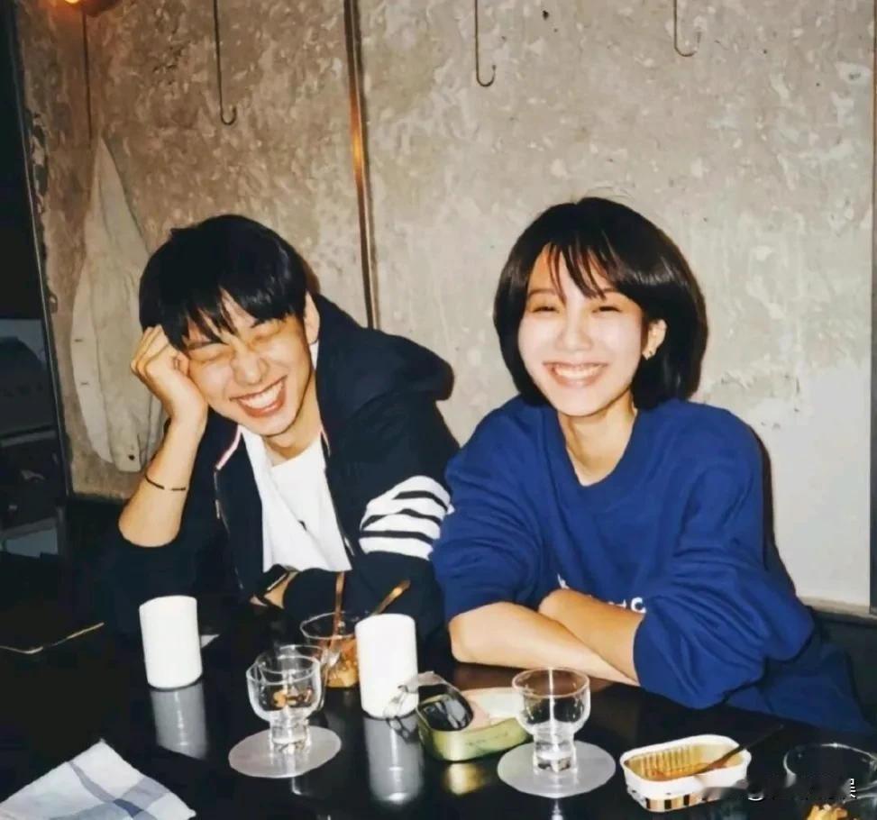 #齐思钧和女友刘梦章# 
低调公开，低调恋爱[灵光一闪]