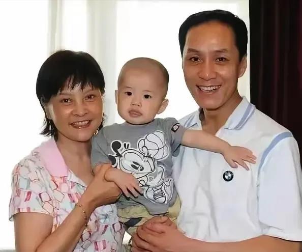 看到冯远征和梁丹妮带着小孩的照片，我也惊住了。他们可是丁克夫妻啊！1993年两人