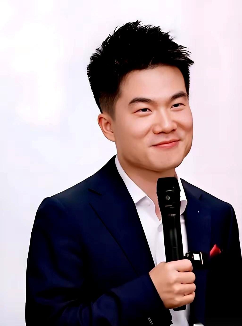 我跟你说，这人我算是看明白了。
他玩的根本就不是一个维度的游戏。
当所有人都还在