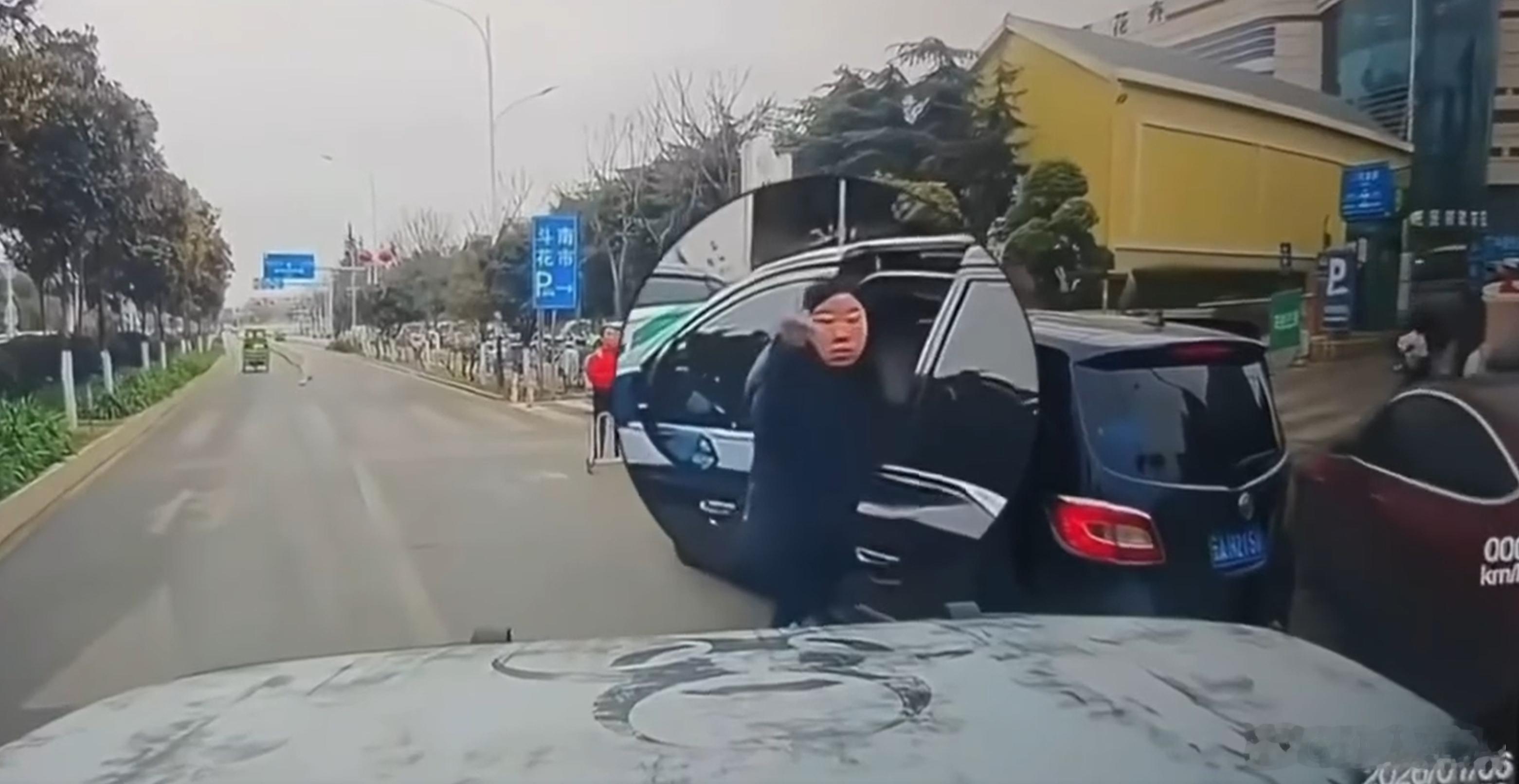 当违停挡路司机这个手势比出来的时候，道理已经站在后面车主这边了作不雅手势女子被撞