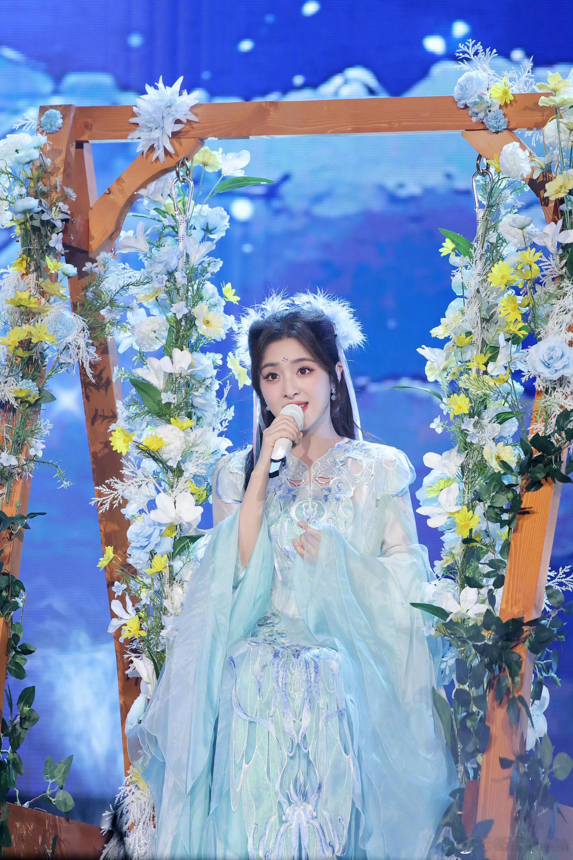 这样有氛围的演唱会我也想看，张含韵美得像个公主～好羡慕台下的听众，享受着美妙的音