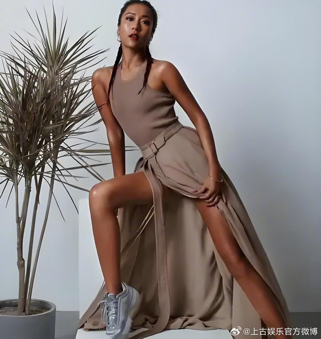 吉克隽逸骨子里透着一股野性美不迎合、不将就，自带一股野性气场。走到哪里都是焦点，