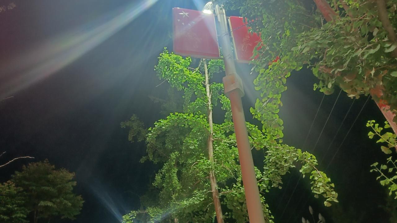 白天喧闹纷扰
人前起落得失
待繁华散尽的夜里
是卸下一身外衣
与灵魂的自我对话