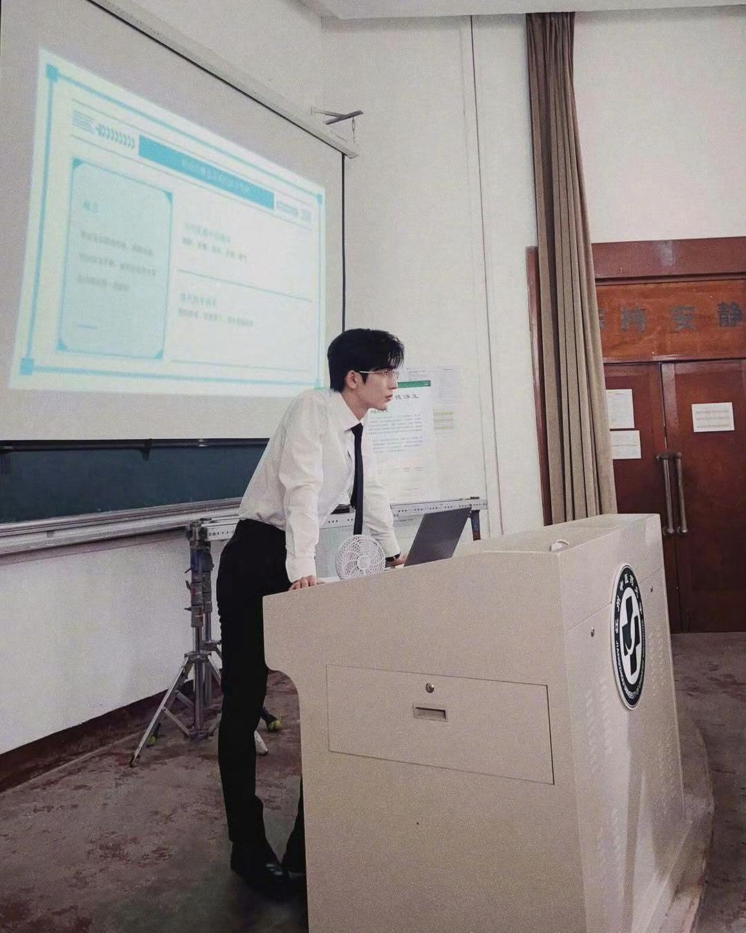 张凌赫 我担是我的补习老师心理委员这次你可能真的要来了，我也想要张凌赫喊我起床 