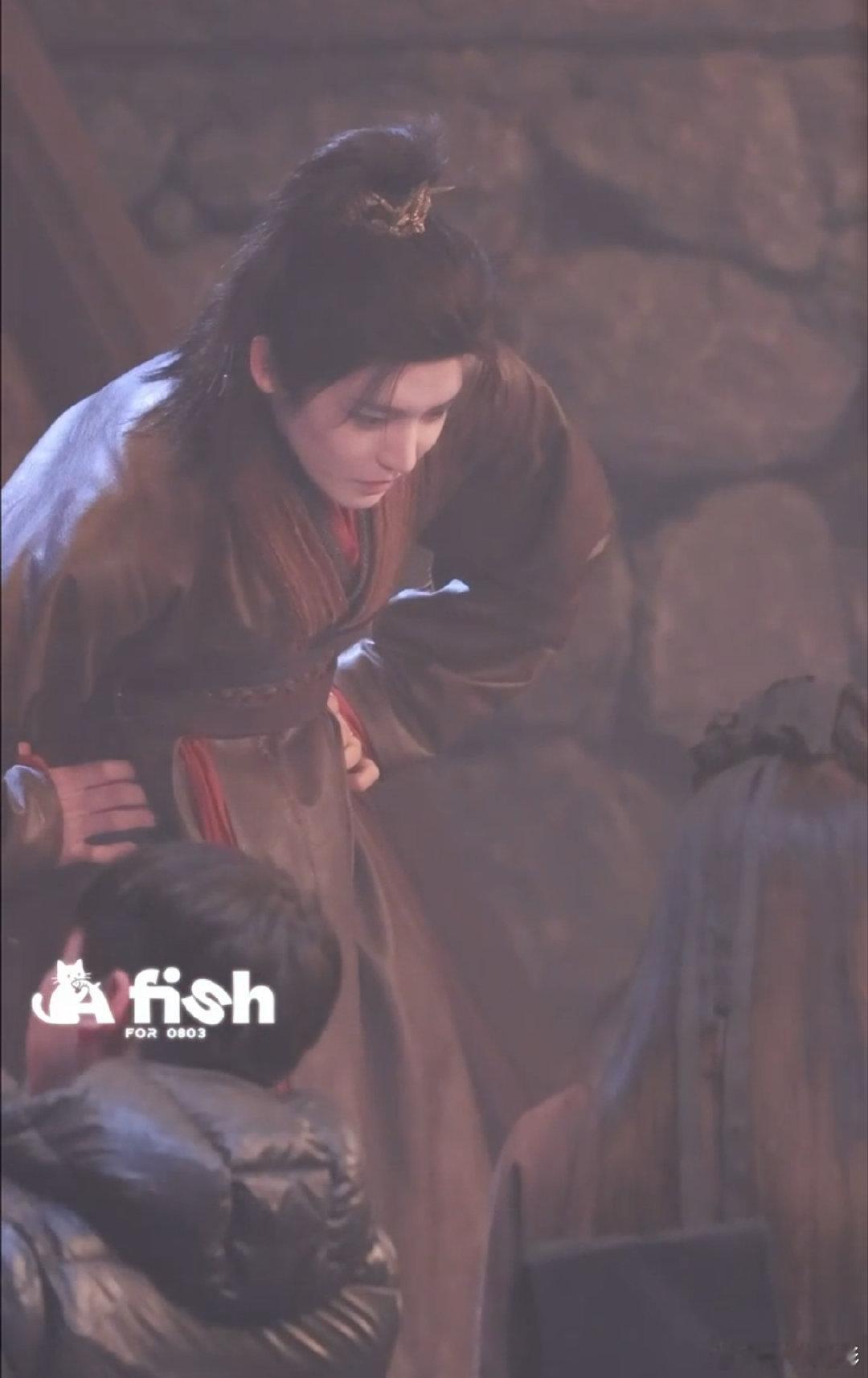 侯明昊胃疼到直不起腰侯明昊拍摄片场胃疼到直不起腰，真的要把身体保养好啊！侯明昊片