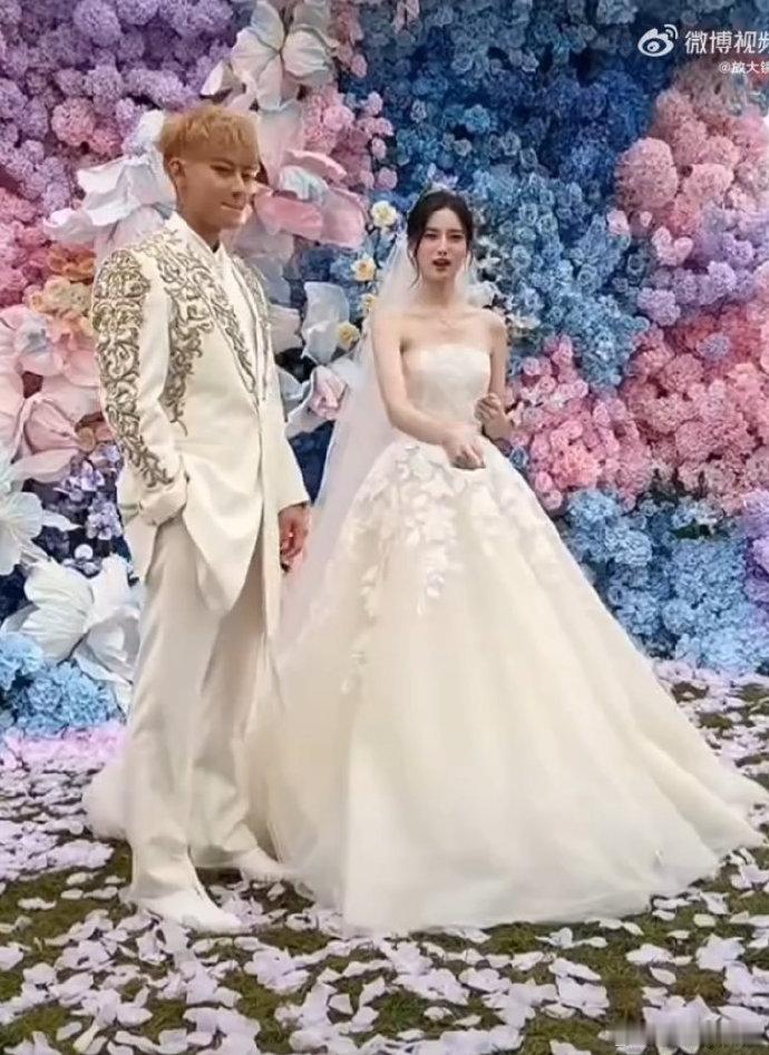 鹿晗没去黄子韬婚礼鹿晗没去黄子韬婚礼太正常啦！毕竟在全心筹备演唱会，专注搞事业的