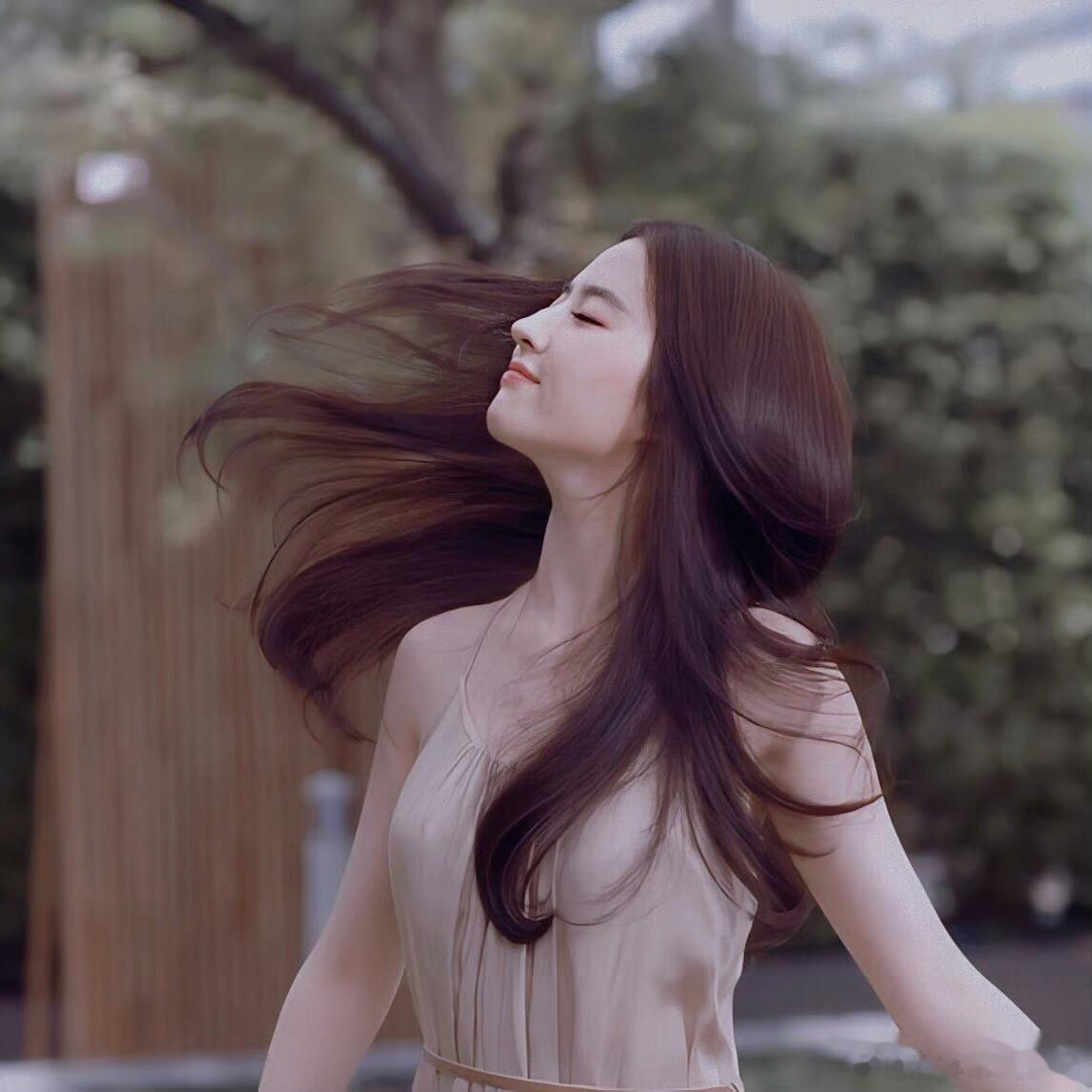 【#刘亦菲#•#早安#】带上以前的梦里想象，道别昨日的焦虑不安踌躇，新的一天要昂