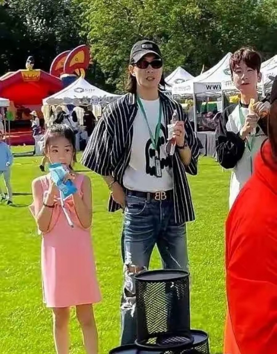 李承铉陪女儿参加学校活动，10岁lucky穿粉裙甜美清秀，很像戚薇你觉得呢 