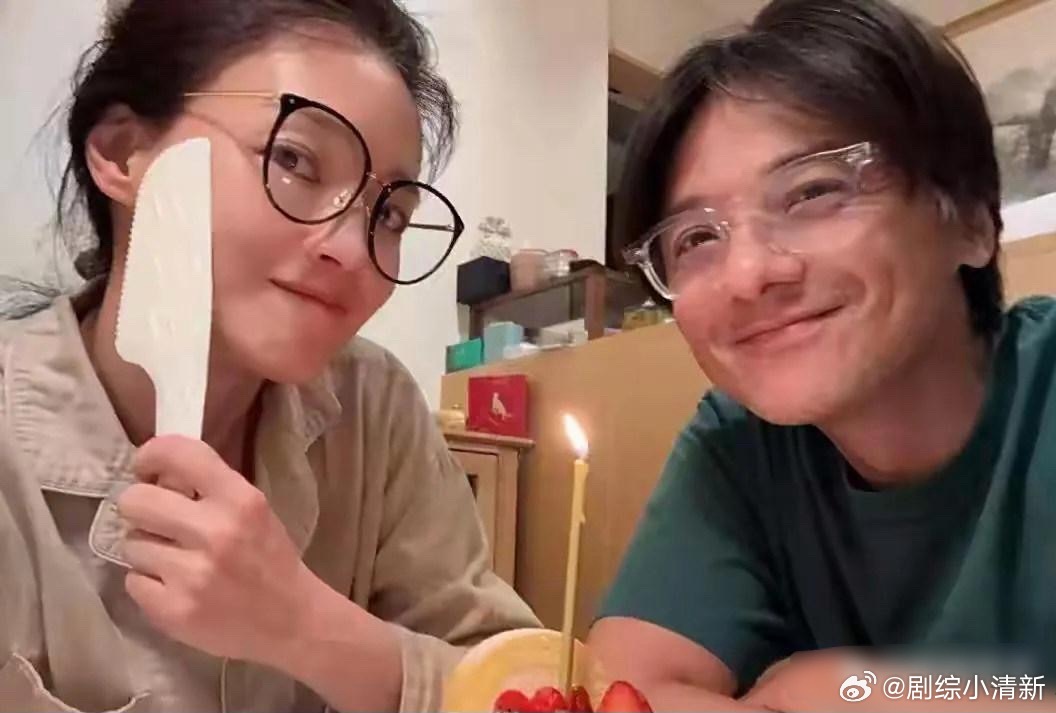舒淇冯德伦素颜遛弯像路人顶流夫妻把松弛感玩到极致享受普通人的日常快乐舒淇穿宽松T