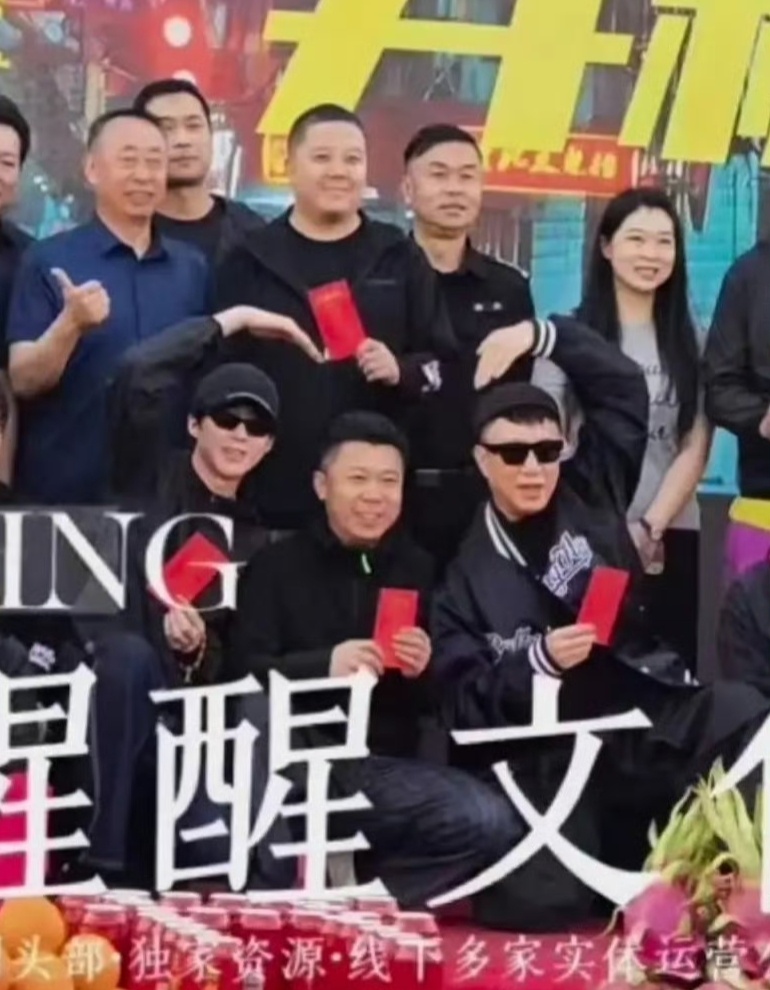 刘宇宁孙红雷比心 刘宇宁孙红雷《铁证》开机，老熟人一起比心~刘宇宁孙红雷开机比心