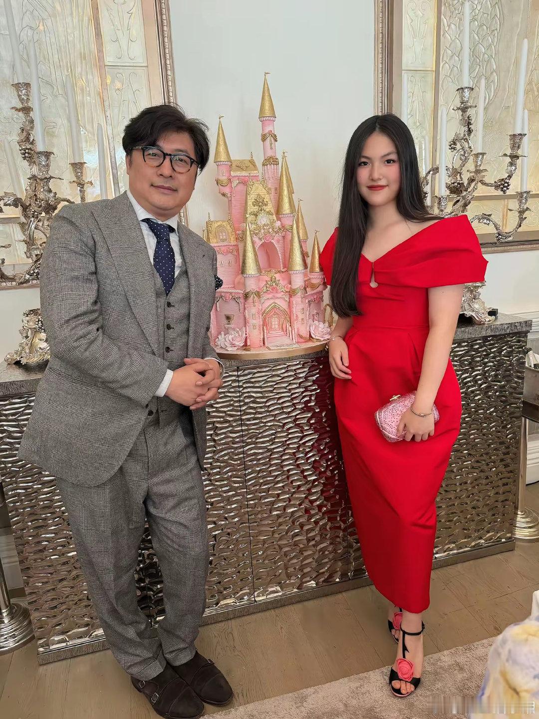 李湘王岳伦合体为王诗龄过16岁生日，王诗龄的名媛打扮太成熟了吧？浓妆艳抹，一点都