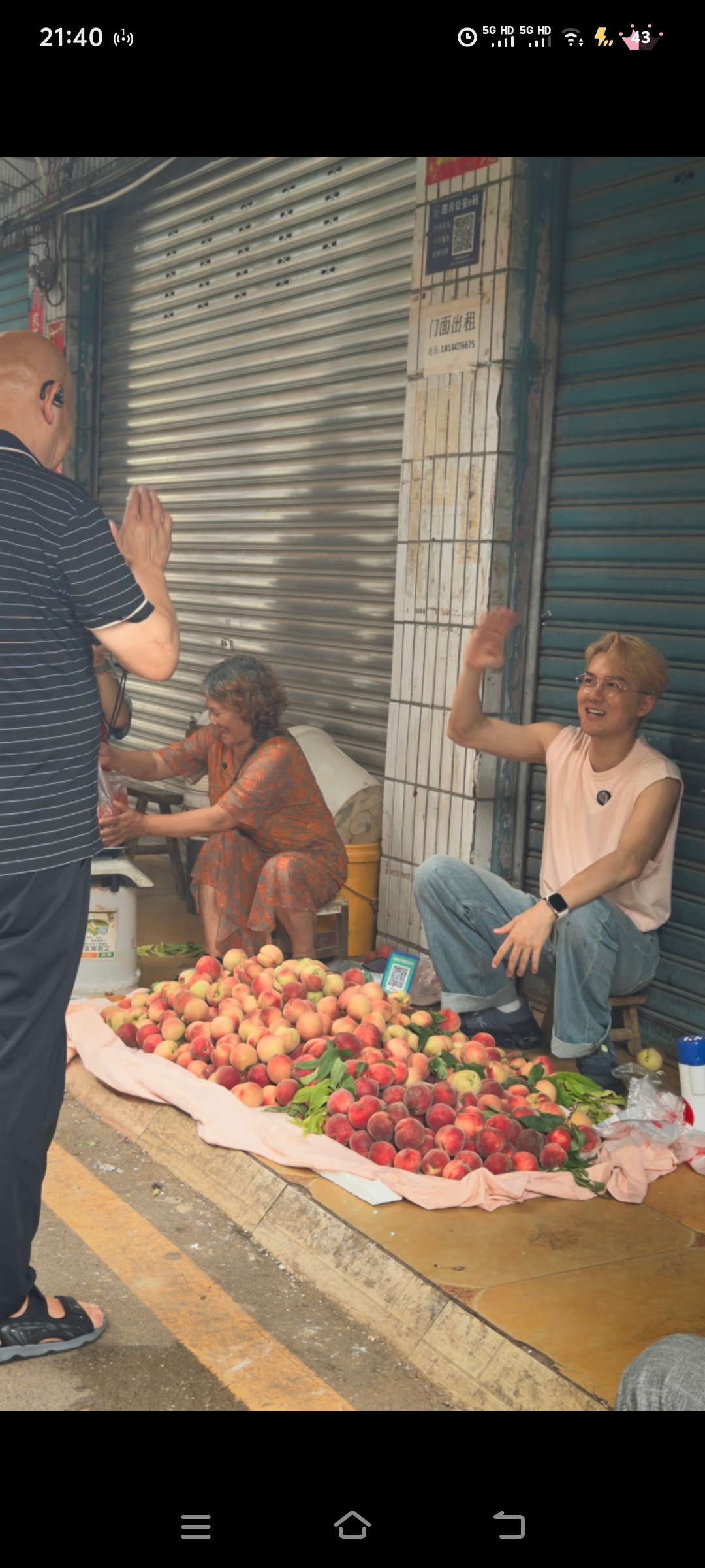 偶遇吴克群路边卖桃子 路遇吴克群卖桃助农🍑他不声张，但土地记得。 