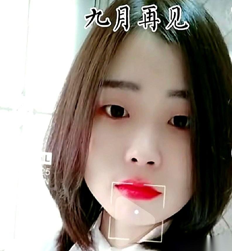 点开楠楠的视频，我心里咯噔一下。
这还是那个有点婴儿肥，笑起来眼睛弯弯的姑娘吗？