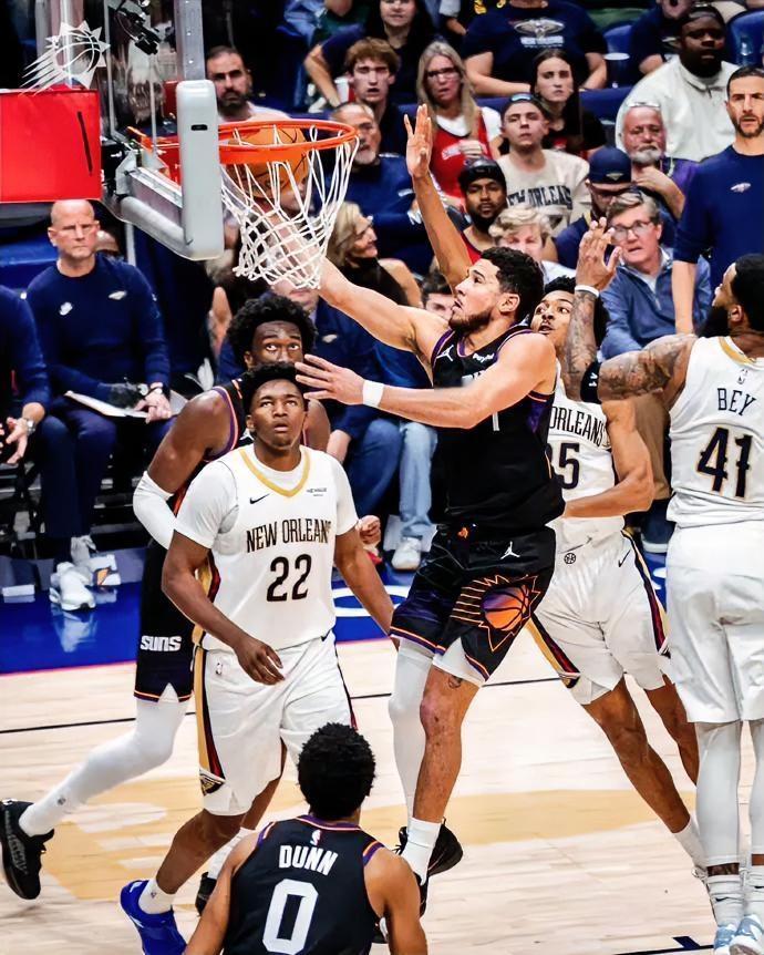 太精彩了，太阳115-108逆转鹈鹕，这三位球员是赢球功臣
 
1. 布克，末节