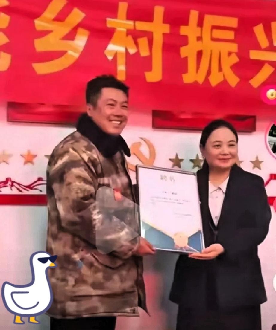 这世道真是变了，
谁敢信一个在农村涂墙的“画匠”，
现在成了三所大学争抢的香饽饽