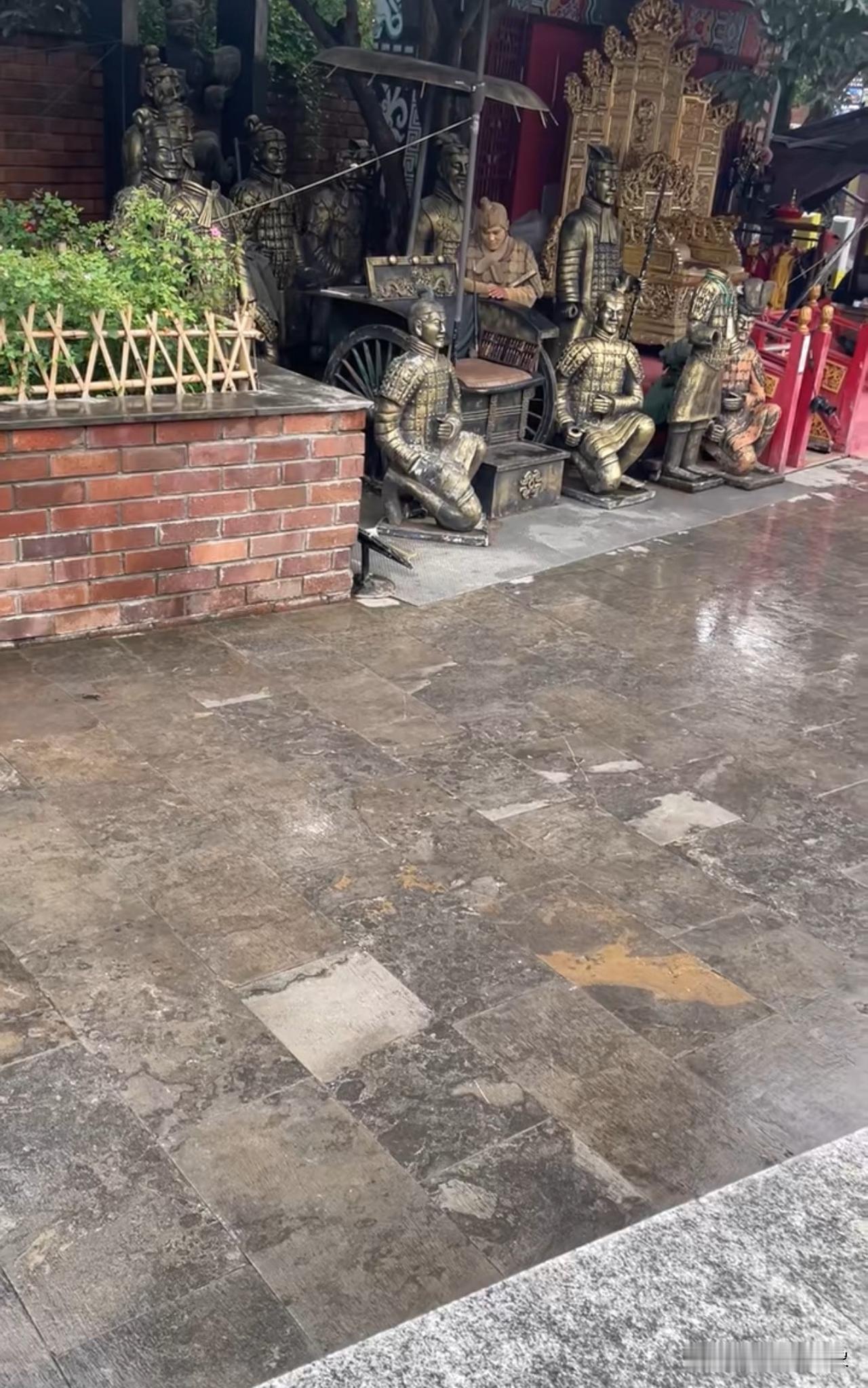 哈哈哈忽然发现兵马俑 里有一个在玩手机[捂脸]