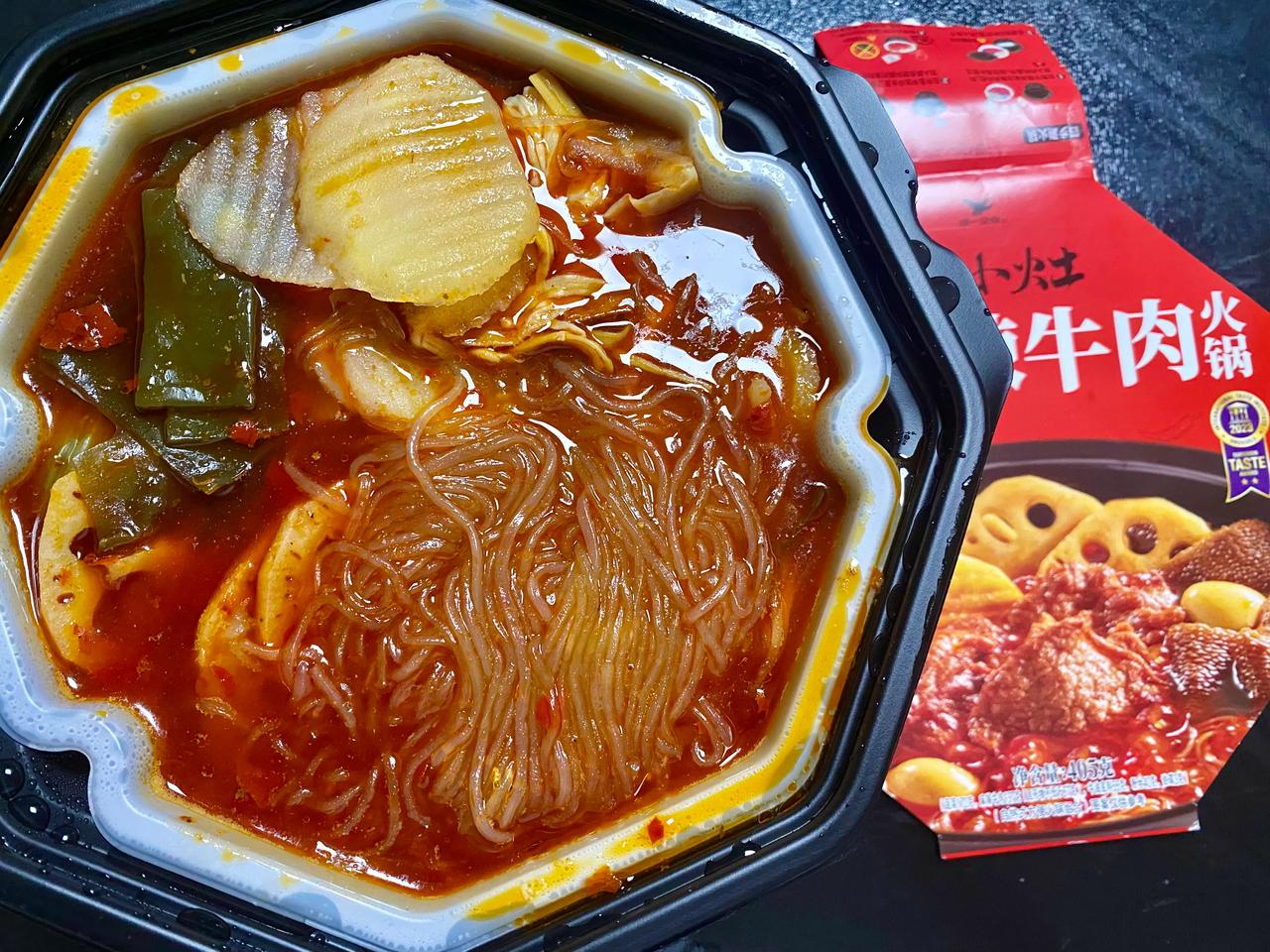 自热火锅，原价35元，超市优惠10元钱。第1次吃这个高科技食物，还真有点新奇，反